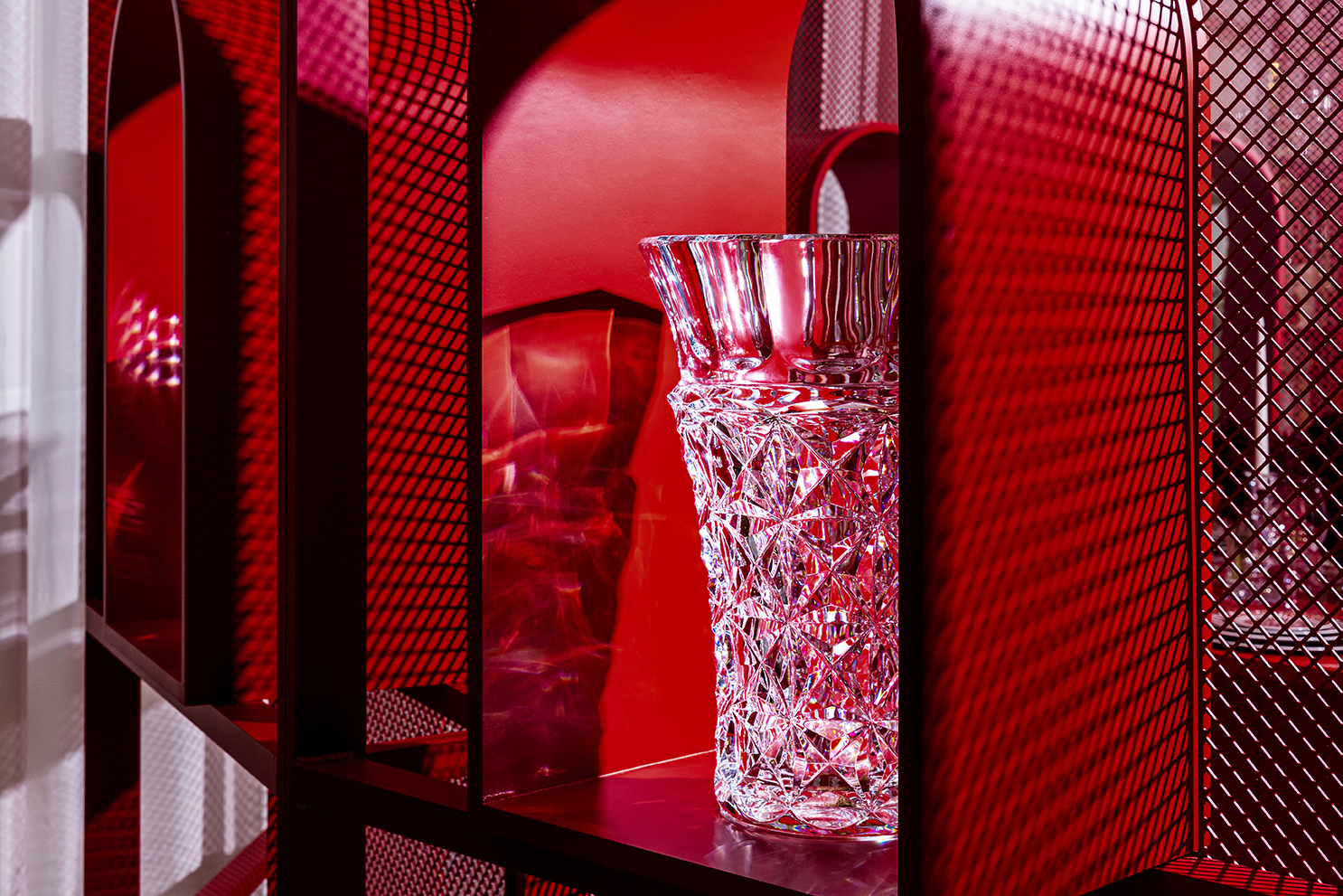 Ducasse Baccarat, production photo, Mickael Bandassak, boutique rouge, reportage, vase en verre